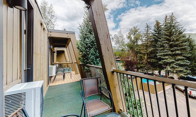 West End Cabina | Main Street gem - pool & hot tub - walk to lifts, dog-friendly, balcony