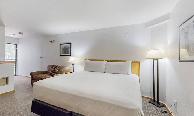 West End Cabina | Main Street gem - pool & hot tub - walk to lifts, dog-friendly, second floor