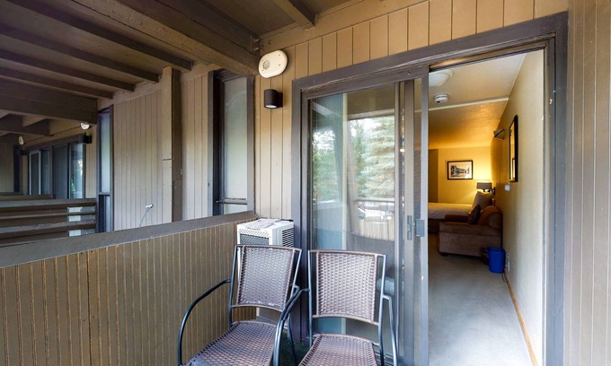 West End Cabina | Main Street gem - pool & hot tub - walk to lifts, dog-friendly, balcony