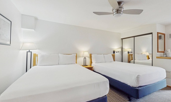 West End Cabina | Main Street gem - pool & hot tub - walk to lifts, dog-friendly, balcony