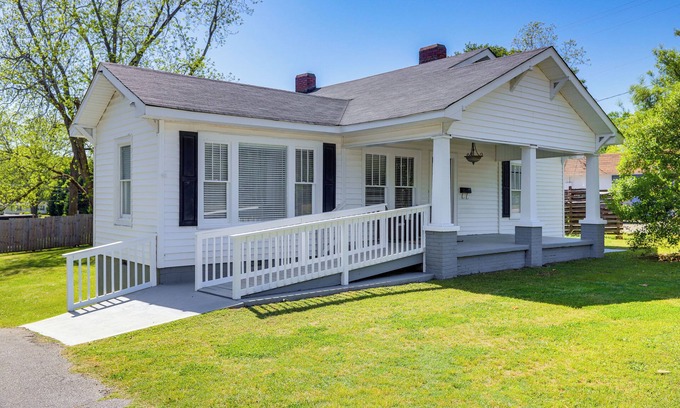 Pine Mountain Casa | Main Street Home: 1 Mile to Callaway Gardens