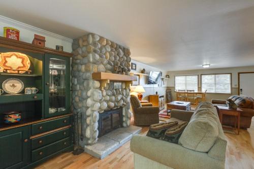 Red River Apartamento | Main Street Red River Condo with Fireplace and Views!