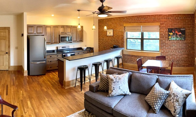 Waynesville Apartamento | Main Street Retreats 103 Brand New Downtown Apt 103