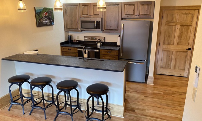 Waynesville Apartamento | Main Street Retreats 106 - 2 BR Downtown Apt. 106