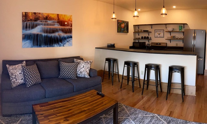 Waynesville Apartamento | Main Street Retreats 105 - Brand New Apt. 105