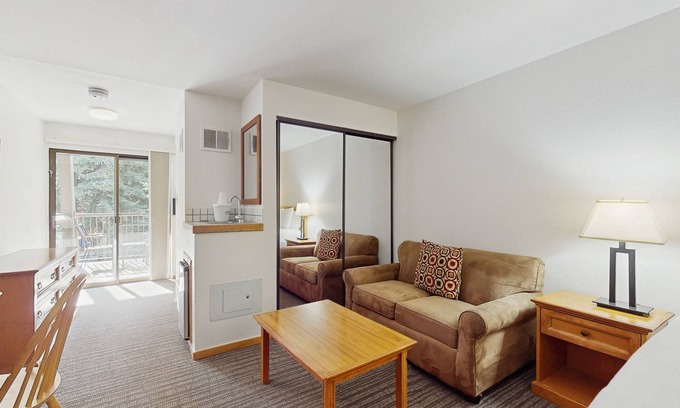 West End Cabina | Main Street room - pool & hot tub - walk to lifts, dog-friendly, balcony
