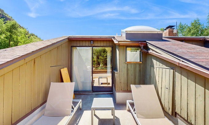 West End Cabina | Main Street room - pool & hot tub - walk to lifts, dog-friendly, top floor