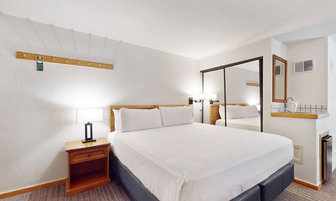 West End Cabina | Main Street stay - pool & hot tub - walk to lifts, dog-friendly, ground-floor