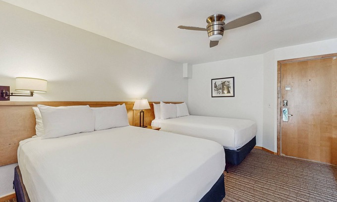 West End Cabina | Main Street stay - pool & hot tub - walk to lifts, dog-friendly, balcony