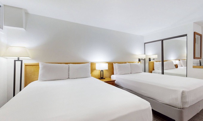 West End Cabina | Main Street studio - pool & hot tub - walk to lifts, dog-friendly, ground-floor