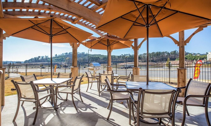 Emerson Hotel | MainStay Suites Cartersville - Emerson Lake Point