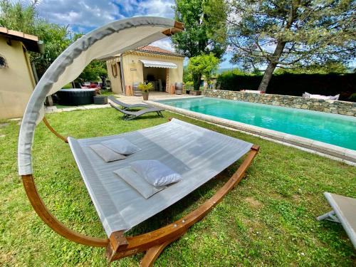 Alba-la-Romaine Casa | Maison 6p, 3ch, piscine, jacuzzi, cuisine d'été, jardin clos