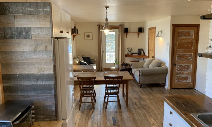 Val David Apartamento | Maison Anthime-Ménard**Cozy and bright apartment in the heart of Val David**