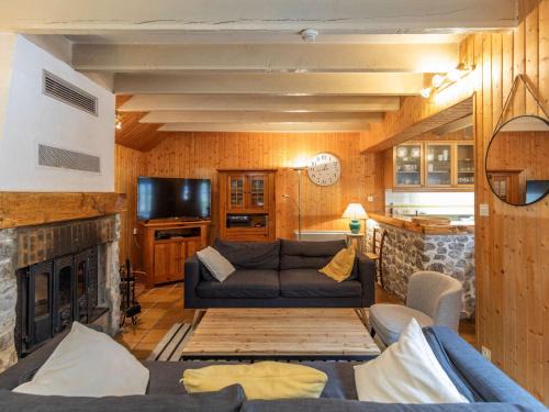 Cauterets Casa | Maison au centre du village, cour privative, au calme, Wi-Fi, cheminée, idéale pour familles. - FR-1-401-234