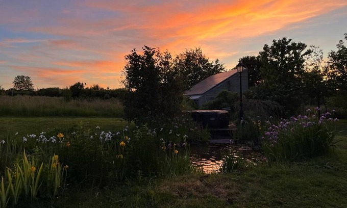 Couvin Casa | Maison Avec Grand Jardin et Jacuzzi, Proche de la Forêt