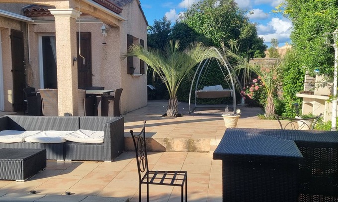 Meze Casa | Maison Avec Terrain et Piscine à 10 Minutes à Pieds de la Plage et Centre Ville