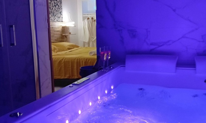 Louvres Casa | Maison Avec un Élégant Jacuzzi Bluetooth Music Lit King Size Mémoire de Forme