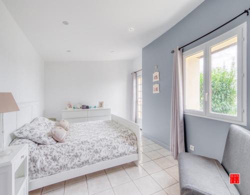 Chatellerault Cama Y Desayuno | maison blanche piscine et petit déjeuner