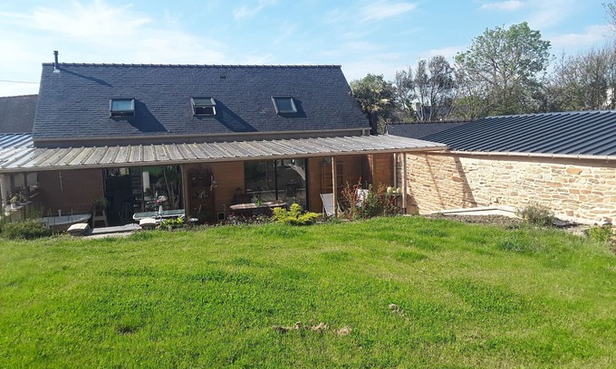 Ploneour-Lanvern Casa | Maison Bretonne Avec Grand Jardin Proche des Plages et Surf. Animaux Acceptés