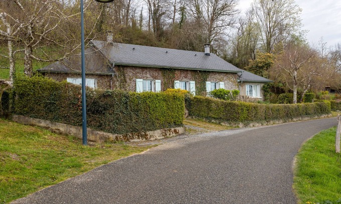 Lagarde Cabaña | Maison Camille - Acogedora casa rural a 10 min de Lourdes, terraza, chimenea, parking privado