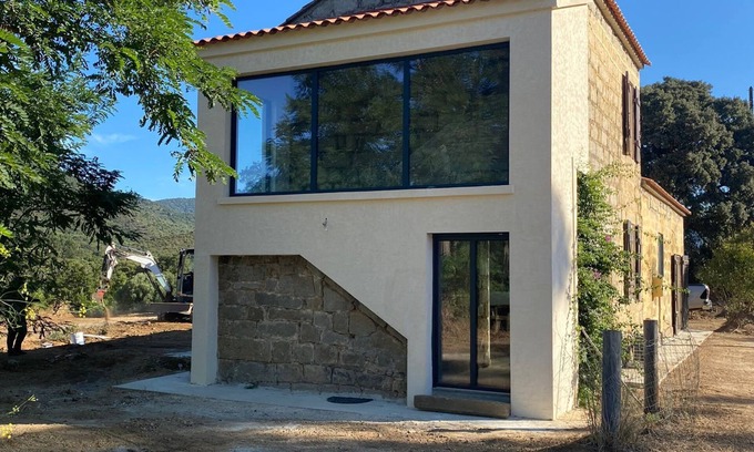 Sartene Casa | Maison Cantonnière en Pierre Entièrement Rénovée sur un Terrain Agréable
