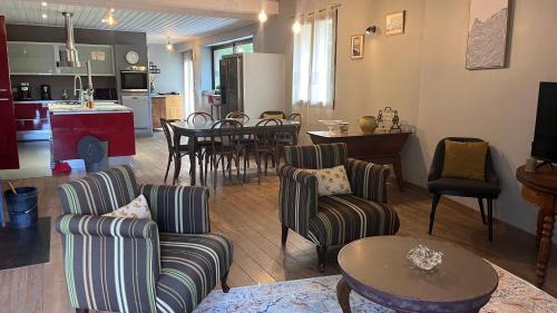 Valreas Casa | Maison Chaleureuse avec Terrasse Privée