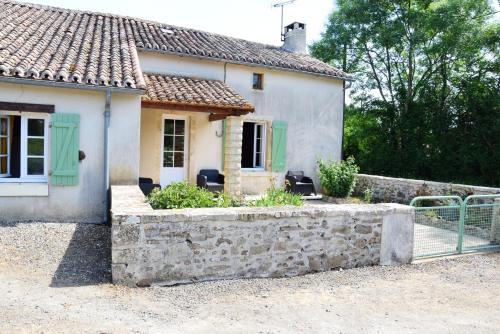 Saint-Germier Casa | Maison charismatique à Saint-Germier avec jardin clôturé.