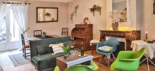Mauzun Casa | Maison charmante à Mauzun avec jardin et patio fleuri