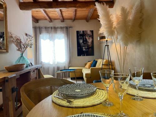 Aigues-Mortes Medieval City Casa | Maison cosy, 2 chambres, adossée aux remparts