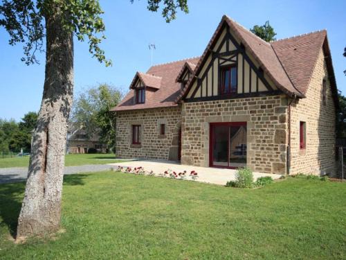 Saint-Denis-de-Villenette Casa | Maison de charme avec grand jardin, 4 chambres, 3 salles de bain, garage, WiFi, cheminée et terrasse - FR-1-497-115