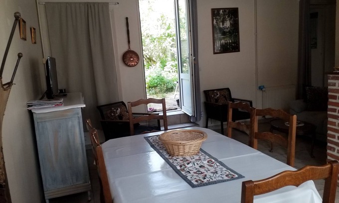 Mauves-sur-Huisne Cama Y Desayuno | Maison D'hôte Pittoresque Avec Jardinet, Calme, Animaux de Compagnie Bienvenus !
