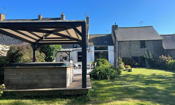 La Ville-es-Nonais Casa | Maison de Campagne Avec Jacuzzi à 300 m de la Rance et 12 mn de St-malo