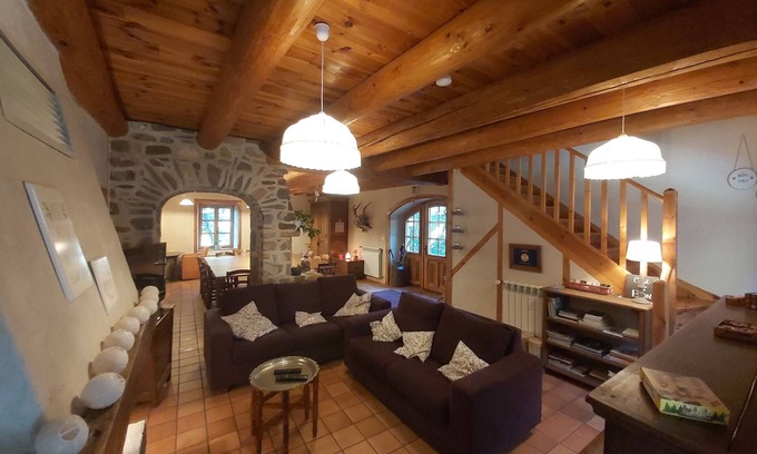 Leotoing Casa | Maison de Charme de 15 Pers. au Bord de la Rivière, Idéal Familles!