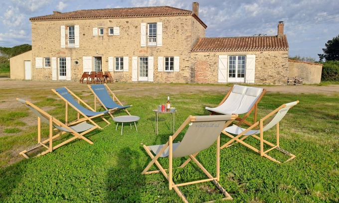 Vaire Casa | Maison de Famille Avec Grand Jardin et Piscine à 15 mn des Plages