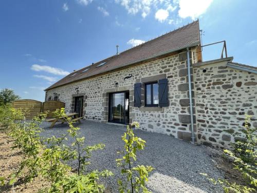 Ygrande Casa | Maison de ferme rénovée 18ème avec jardin, cheminée, Wi-Fi et parking - FR-1-489-433