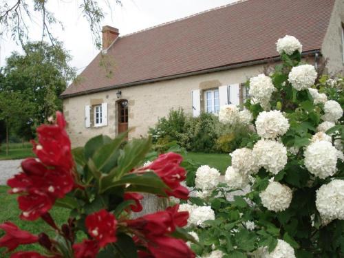 Deux-Chaises Casa | Maison de ferme rénovée, campagne, cheminée, étang privé, jardin, parking, internet - FR-1-489-177