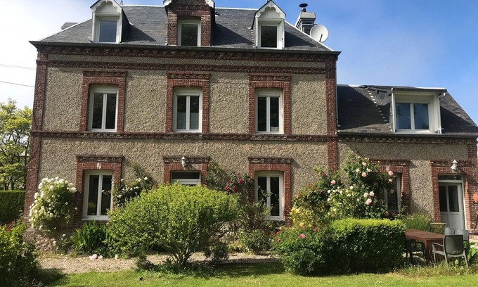 Saint-Pierre-en-Port Casa | Maison de Maître, Jardin Chatoyant, Village Toutes Commodités au Bord de la mer