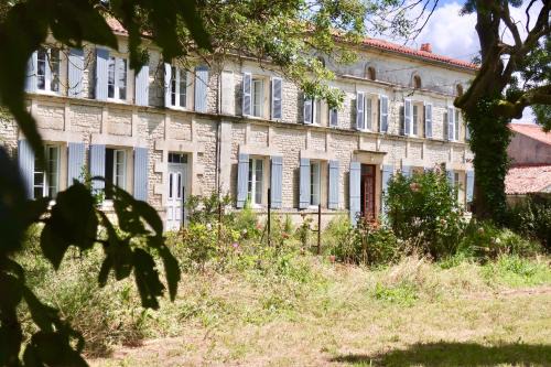 Saint-Saturnin-du-Bois Casa | MAISON DE CAMPAGNE - Calme & Confort - Jardin Barbecue - Parking et Wifi Gratuit - ESPACE ET DETENTE - Idéal FAMILLE