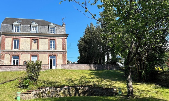Lisieux Casa | Maison de Maître en Centre Ville Avec un Grand Jardin Ensoleillé !