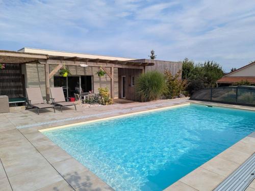 Dounoux Casa | Maison de vacances raffinée avec terrasse et piscine partagée - FR-1-589-837