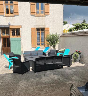 Dompierre-sur-Besbre Apartamento | Maison de ville 13 couchages à 5 minutes du Pal