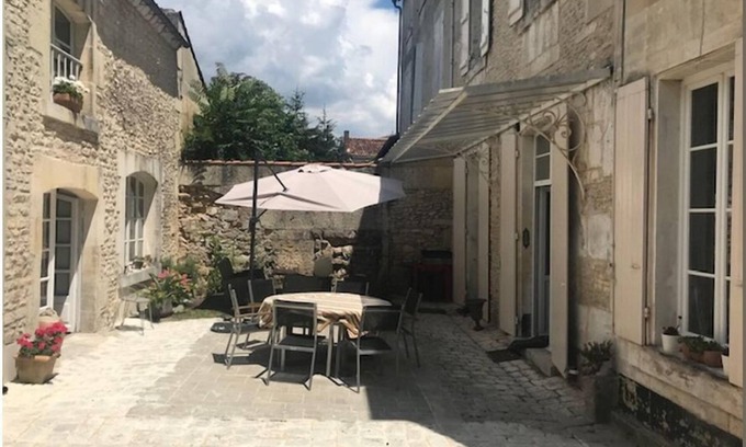 Cognac Casa | Maison de Ville #toutfaireapied #prochegare