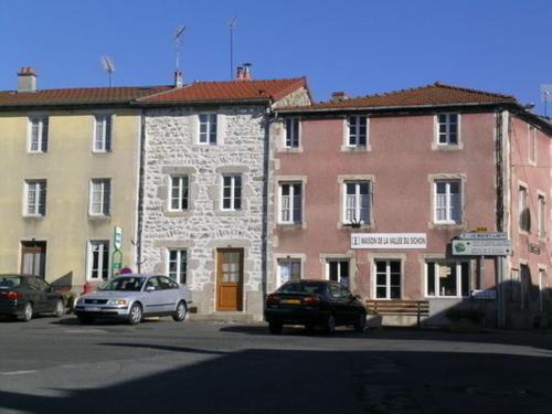 Ferrieres-sur-Sichon Casa | Maison en pierres rénovée avec patio, proche Vichy, 3 chambres, BBQ, TV, Wifi, animaux bienvenus. - FR-1-489-191