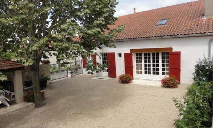 Charroux Casa | Maison en pierres rénovée avec cour close et terrasse privée, animaux admis, parking, Wi-Fi - FR-1-489-271