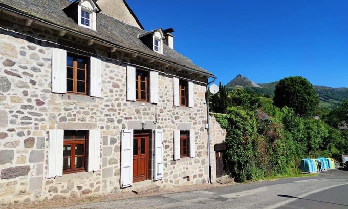 Saint-Jacques-des-Blats Casa | Maison familiale et authentique