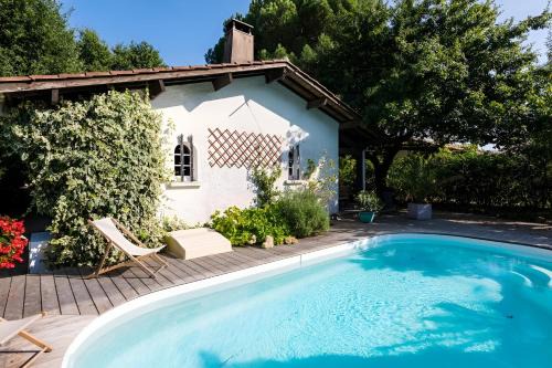 Lege-Cap-Ferret Casa | Maison familiale avec piscine au Cap Ferret Gîte chaleureux 5 chambres idéal pour familles avec enfants Proche plages pistes cyclables et forêt Calme confort et nature pour des vacances inoubliables proche Arcachon