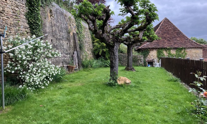 Limeuil Casa | Maison familiale périgourdine, Limeuil : dépendance, patio, jardin, vue Dordogne
