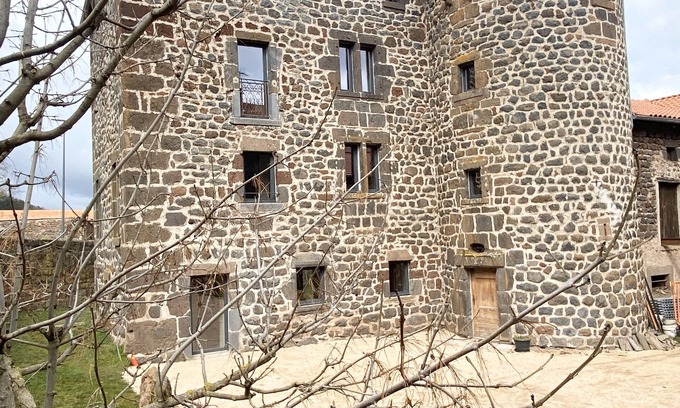 Vergezac Otro | Maison Forte du XVI -ème Siècle Entre les Gorges de la Loire et Allier
