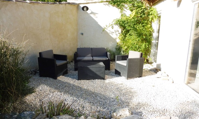 Entraigues-sur-la-Sorgue Apartamento | Casita, aire acondicionado con estacionamiento y patio