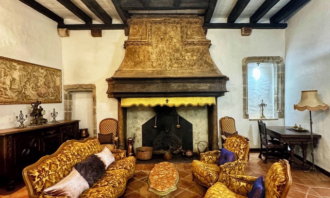 Saint-Antonin Noble Val Apartamento | Maison du Roy - Royal Chambers August still Available!